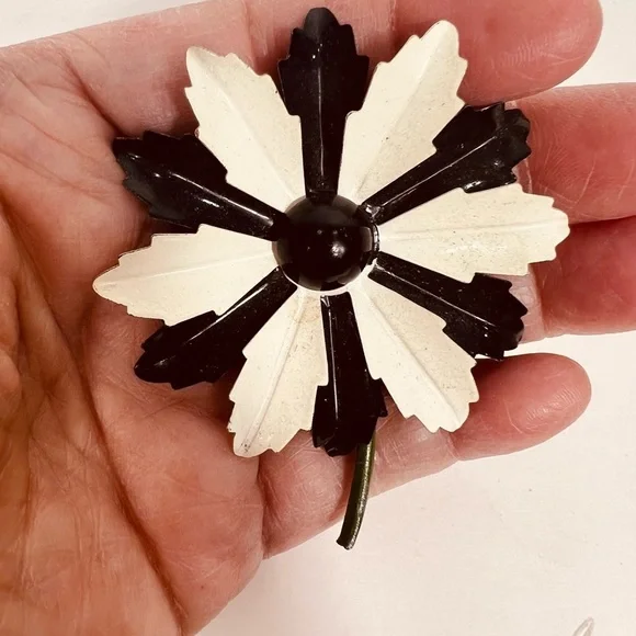 Vintage Black and White Floral Brooch - Picture 3 of 10